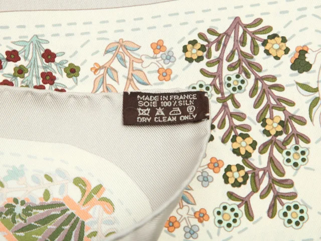 Hermès Pique Fleuri de Provence Silk Scarf 90cm in Silk from Ann's Fabulous Finds, photo 4 of 6