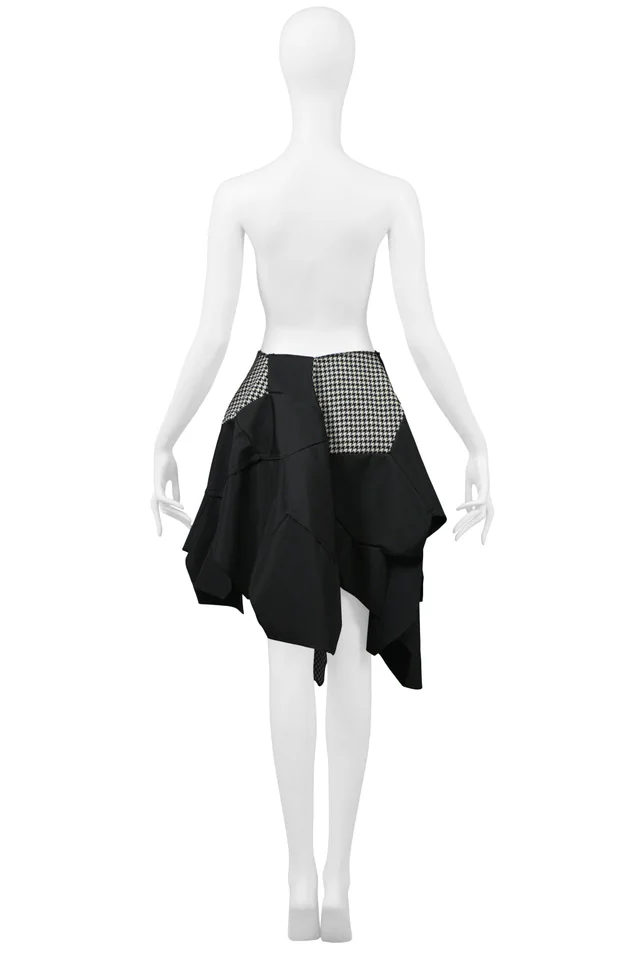 Comme des Garçons Black & White Check Football Skirt 2008 in Black Woven leather from Resurrection Vintage, photo 2 of 2