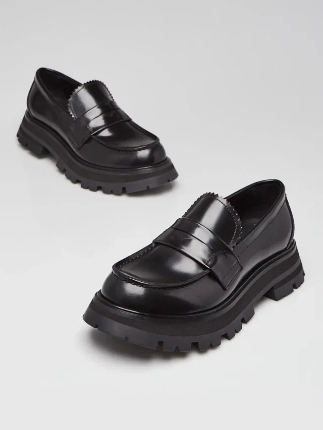 Alexander McQueen Black Patent Leather Platform Loafers Size 5. /36 in Black Patent leather from Yoogis
