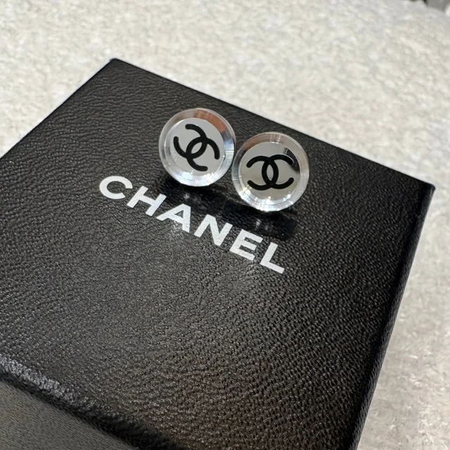 Chanel 2007 Mirror CC Silver Stud Earrings in Silver from Revivre Luxury Consignment