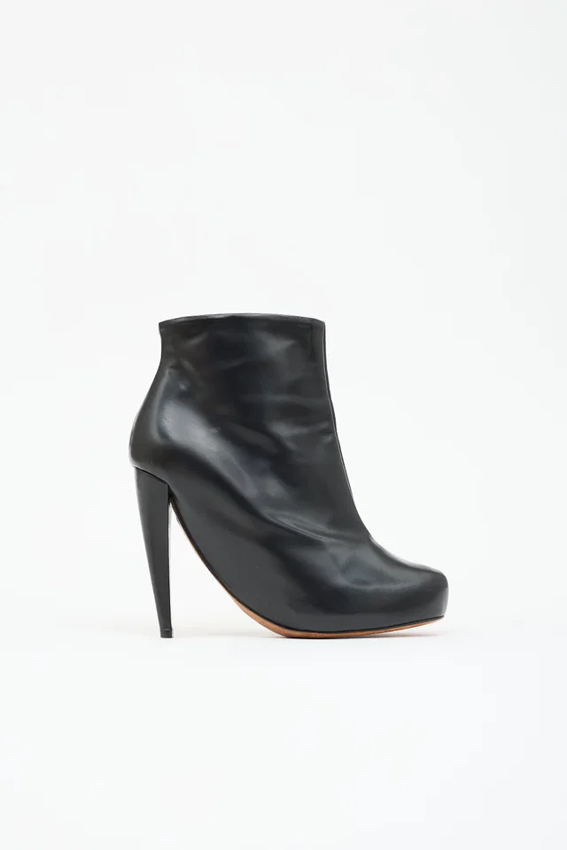 Maison Margiela 2018 Leather Ankle Boot in Leather from VSP Consignment