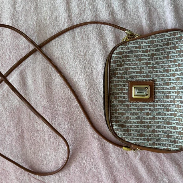 Judith Leiber Women's Crossbody bags - Brown/Tan in neutral|red|brown from Depop, photo 4 of 5