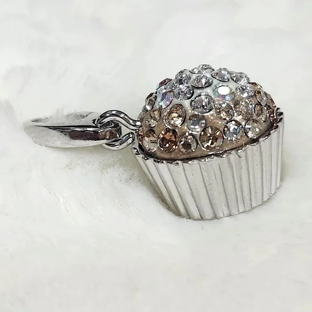 Judith Leiber Women's Jewelry - Silver in silver|gray from Depop, photo 1 of 1