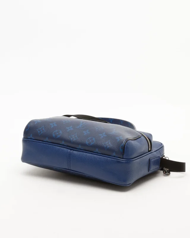 Louis Vuitton Taiga Outdoor Messenger PM Bag in Coated canvas from A Retro Tale, photo 4 of 8