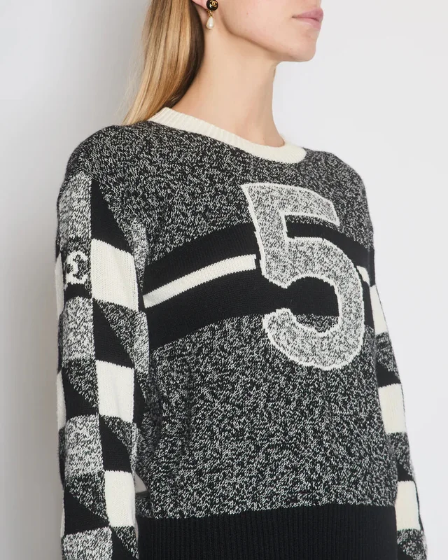 Chanel Black No5 Round Neck Cashmere Jumper with CC Detail Size FR 36 (UK 8) in Black Cashmere from Sellier, photo 2 of 2
