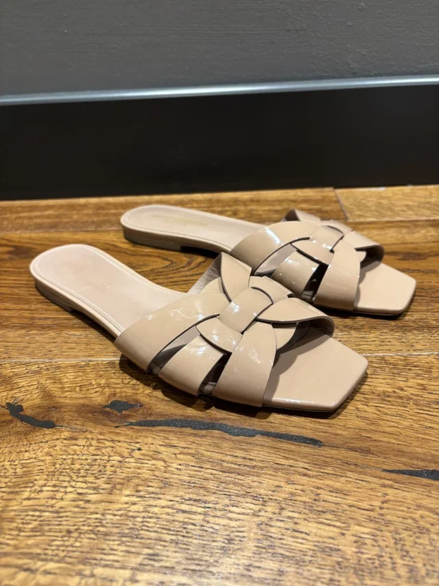 Saint Laurent Beige Patent Leather Sandals in Beige Patent leather from HEWI