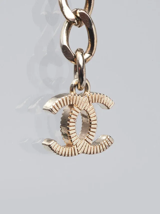 Chanel Goldtone Metal and Leather Chain-Link CC Heart Pendant Necklace in Leather from Yoogis, photo 4 of 7