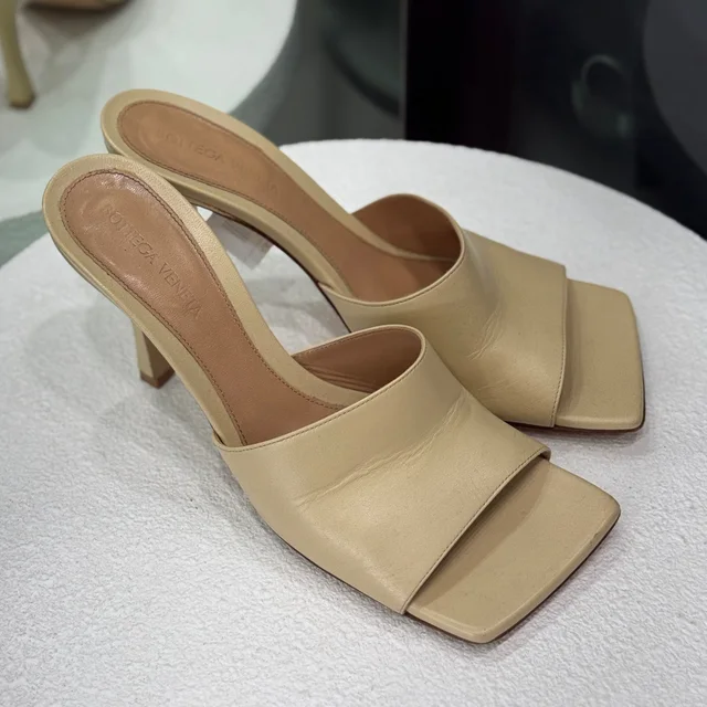 Bottega Veneta Creme Lido Square-Toe Sandals Sz 39 in Leather from Revivre Luxury Consignment