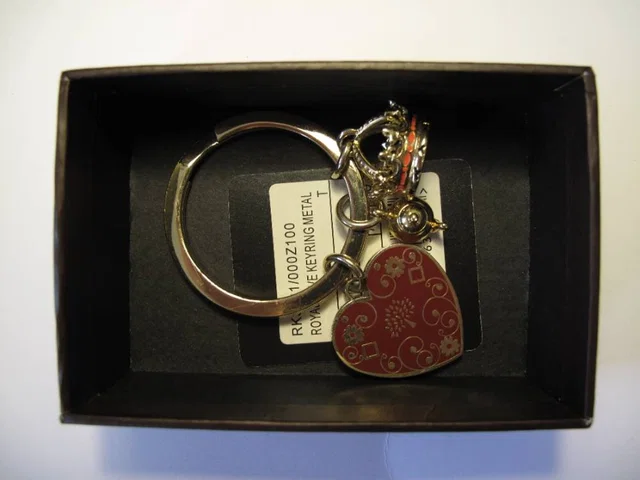 Mulberry Royal Love keyring in Red from Oxfam Online Shop