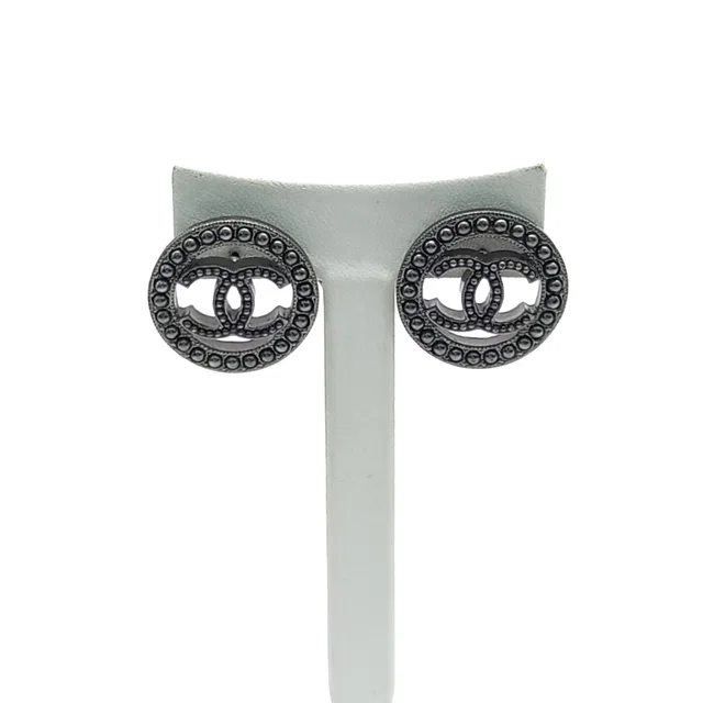 Chanel 샤넬 귀걸이 from GUGUS