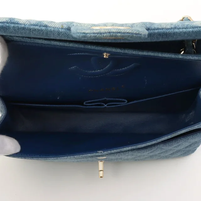 Chanel 2019年代頃製 Denim CC Turn Lock Chain Shoulder Bag Indigo from VINTAGE QOO TOKYO, photo 5 of 18