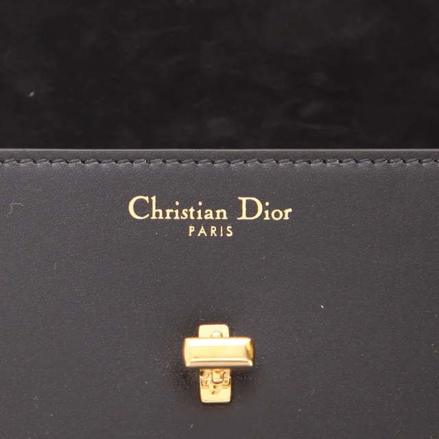 Dior 30 Montaigne Avenue shoulder bag in Black Leather from Collector Square, photo 3 of 4