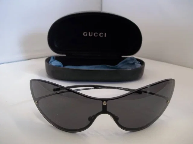 Gucci Sunglasses GG2665/S 2001 collection 135 0006M/8 in Black from Oxfam Online Shop