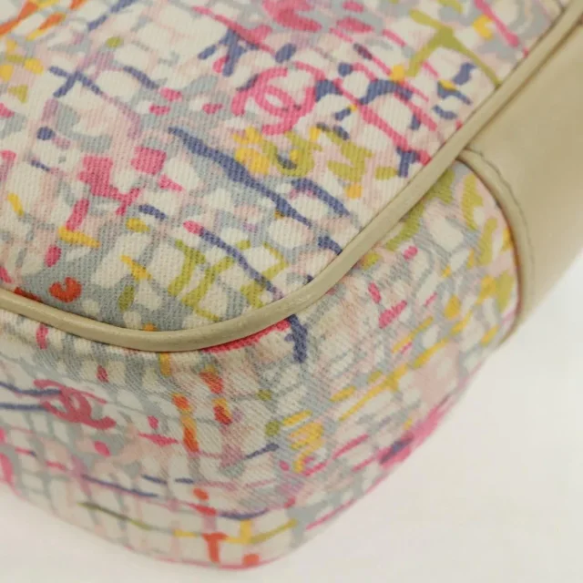 Chanel Vintage Clover Camera Printed Canvas Multicolour Bag in Multicolor Canvas from HEWI, photo 12 of 24