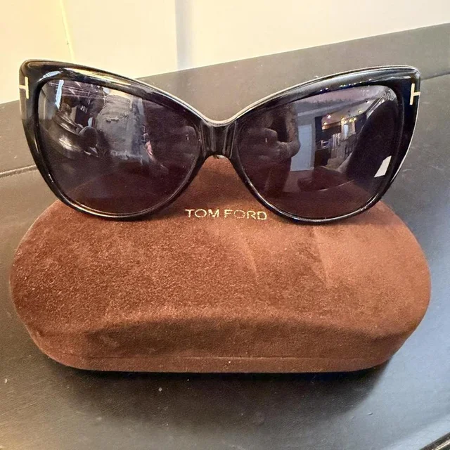 Tom Ford Women's Cat eye Sunglasses - Black/Brown in brown|red|black from Depop, photo 1 of 1