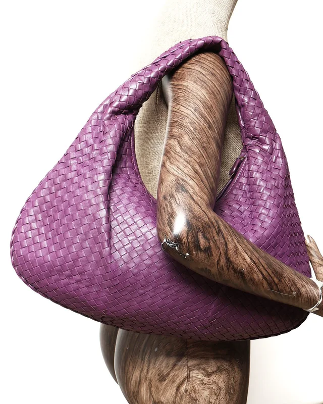 Bottega Veneta Large Intrecciato Hobo Bag in Woven leather from A Retro Tale, photo 8 of 8