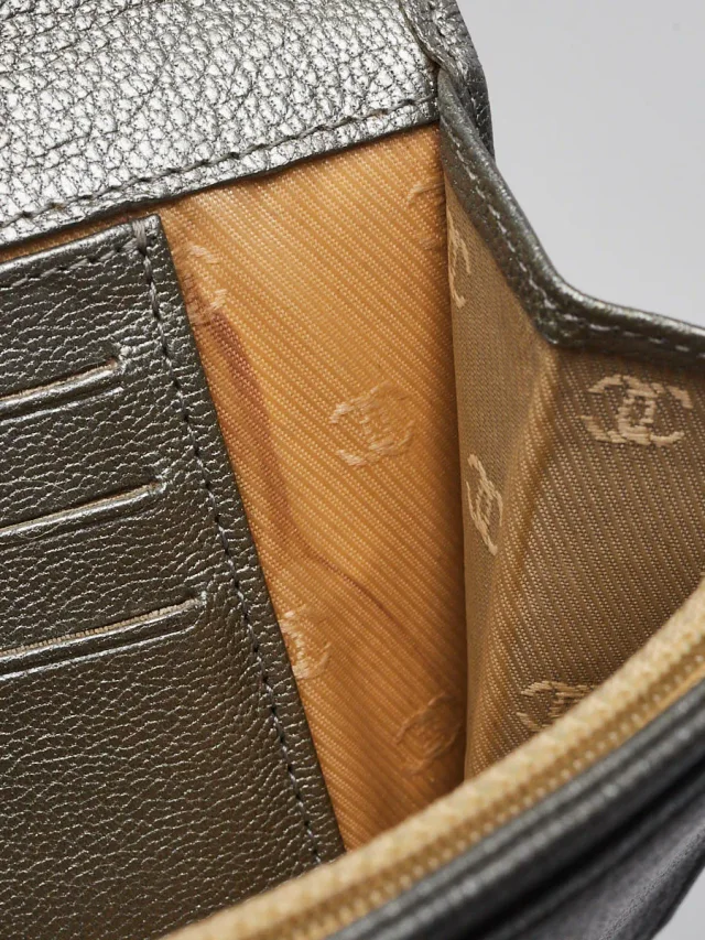 Chanel Metallic Silver Leather CC Flap Slim Wallet in Silver Leather from Yoogis, photo 12 of 15
