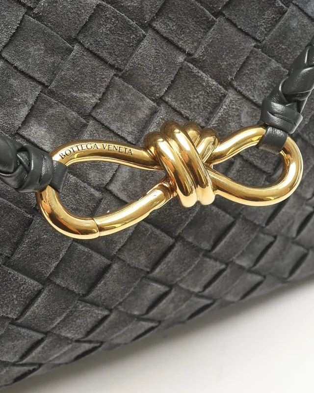 Bottega Veneta Intrecciato Small Andiamo Bag in Woven leather from A Retro Tale, photo 6 of 10