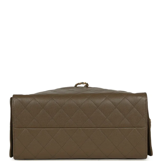 Chanel Medium 25 Hobo Bag Dark Khaki Caviar Antique Gold Hardware in Green Caviar from Madison Avenue Couture, photo 5 of 8