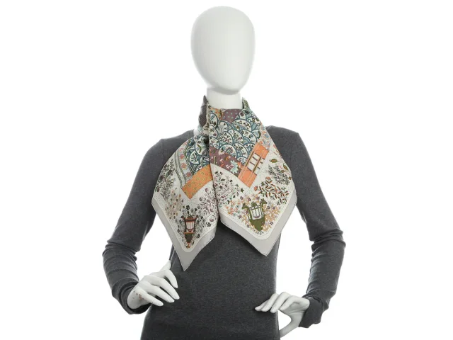 Hermès Pique Fleuri de Provence Silk Scarf 90cm in Silk from Ann's Fabulous Finds, photo 6 of 6