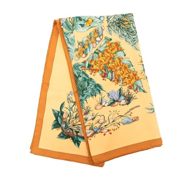 Beige Hermès Pythagore Silk Scarf 90 Scarves in Beige Silk from Designer Revival, photo 1 of 1