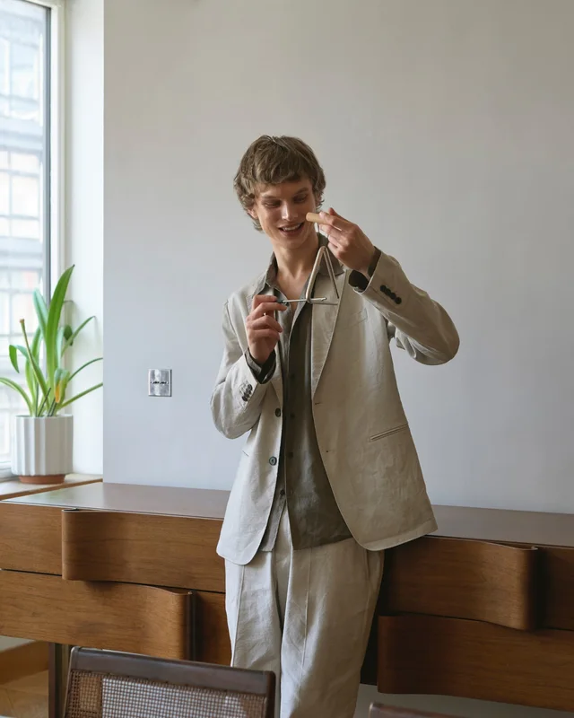 Theory Standard Blazer in Good Linen in SILVER CLOUD 62% Linen, 36% Viscose, 2% Elastane, photo 6 of 14 from Theory