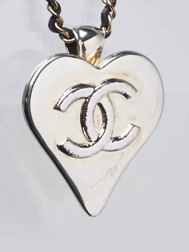 Chanel Goldtone Metal and Leather Chain-Link CC Heart Pendant Necklace in Leather from Yoogis, photo 3 of 7