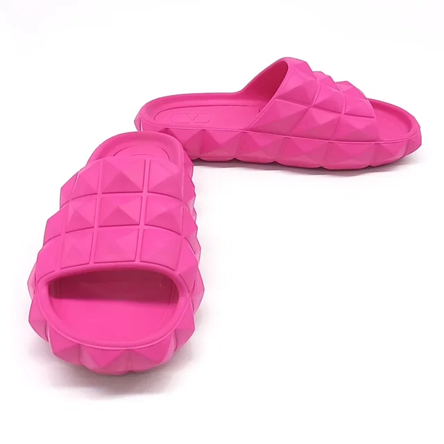 Valentino Garavani 발렌티노 로만스터드 슬리퍼 from GUGUS