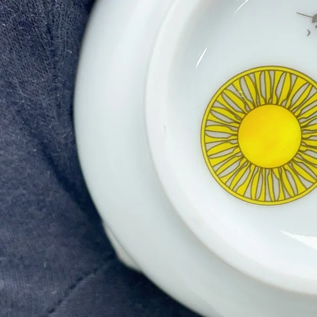 Soleil de HERMES NO2 Mug Yellow/WhiteP046131P Porcelain in Yellow from GALLERY RARE, photo 6 of 9