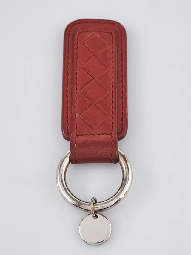 Bottega Veneta Dark Red Intrecciato Woven Leather Tab Key Ring Holder in Red Woven leather from Yoogis, photo 3 of 3