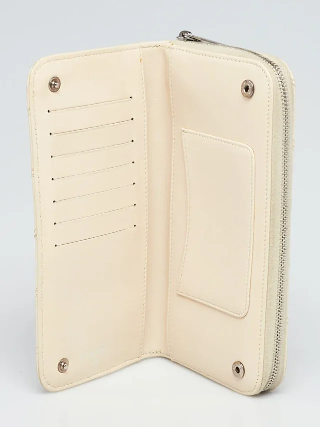 Chanel Dark White Quilted Leather (PNY- Paris New York) Zippy Wallet in White Leather from Yoogis, photo 4 of 10