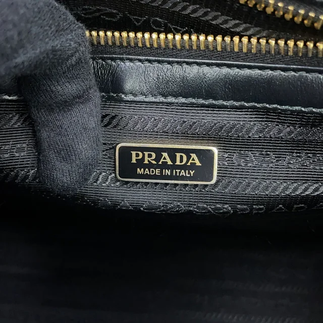 Prada Embossed Logo Handbag Black1BA335 Saffiano LeatherLeather in Saffiano leather from GALLERY RARE, photo 17 of 18