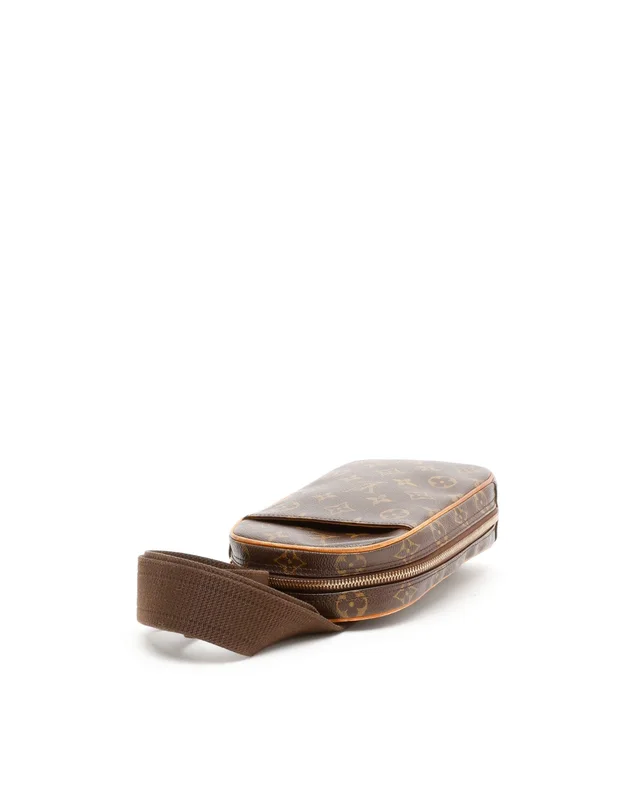 Louis Vuitton Monogram Pochette Ganju Bag in Coated canvas from A Retro Tale, photo 5 of 10