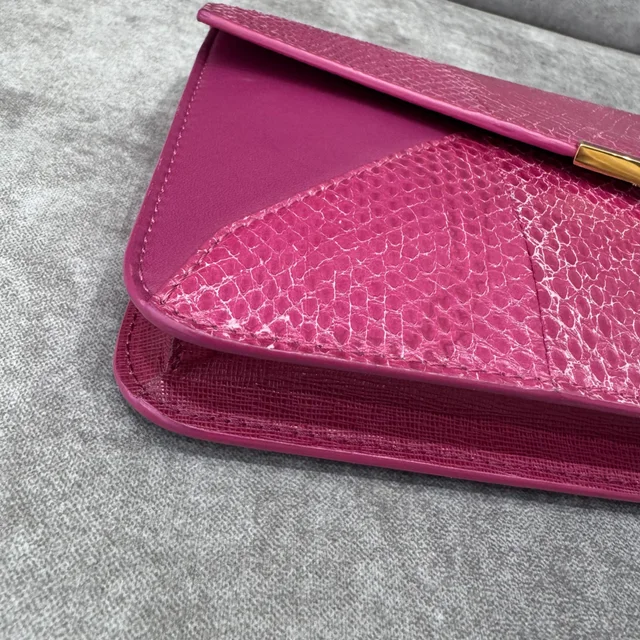 Fendi 2Jours Small Fuchsia Envelope Clutch Bag in Pink calfskin, Metal, smooth calfskin from Reowned, photo 3 of 10