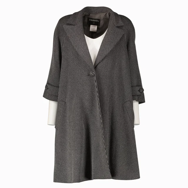 Chanel 07A Grey Coat - Size 40 in Grey from Labellov