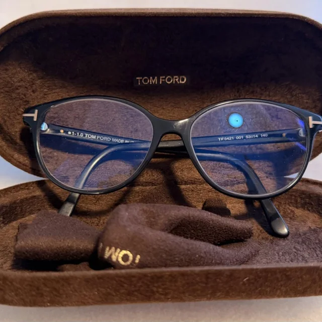 Tom Ford Women's Cat eye Sunglasses - Black/Blue in blue|black from Depop, photo 1 of 1