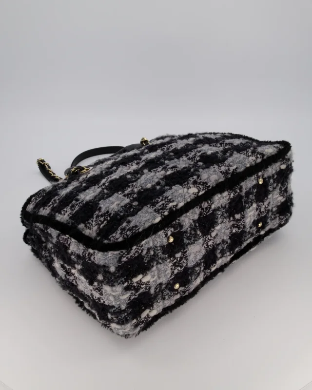 Chanel 25N Grey and Black Quiilted Tweed Shopping Tote Bag in Black Tweed from Sellier, photo 17 of 19