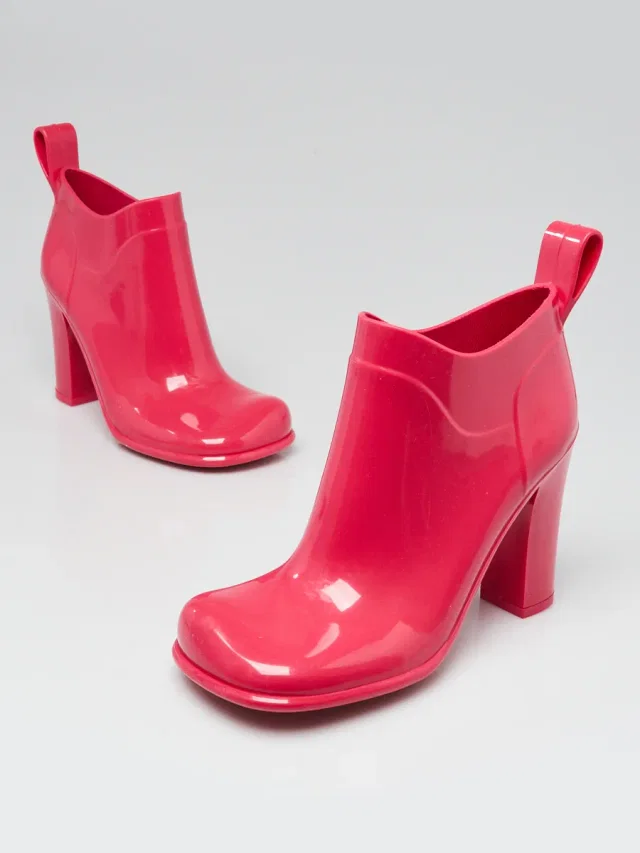 Bottega Veneta Pink Rubber Shine Boots Size 5. /36 in Pink from Yoogis