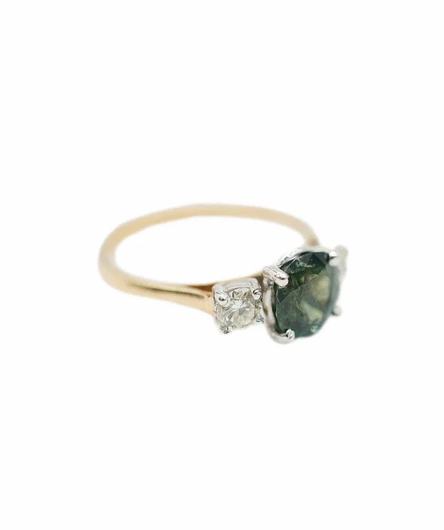 Van Cleef & Arpels Green sapphire (apx. 1.50cts) and diamond three-stone (apx. 0.35ct total) ring 18K YG in Green from Luxury Promise