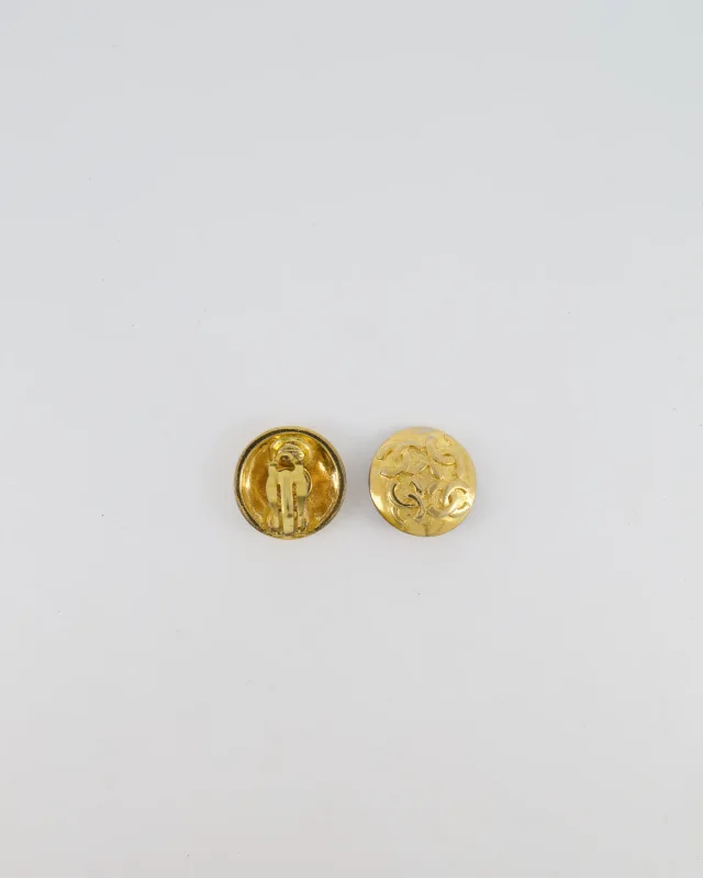 Chanel Vintage Gold Round Clip-On Earrings with CC Logos in Gold from Sellier, photo 3 of 5