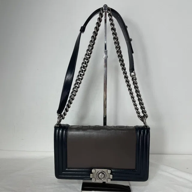 Chanel Old Medium Boy Bag in Calf leather, ruthenium from Reowned