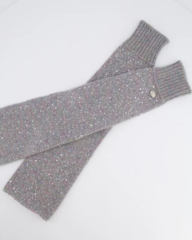 Chanel Grey and Multi-Colour Wool Knitted Long Mitten Gloves with Silver Sequin Embellishments Size M in Grey Wool from Sellier, photo 2 of 5