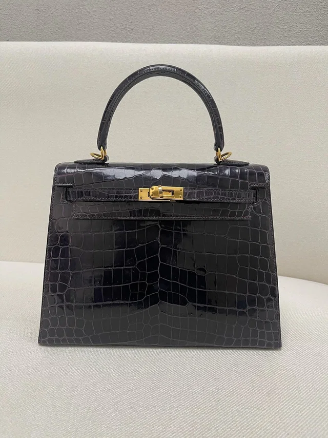Hermès Kelly 25 Aubergine Shiny Alligator GHW stamp C in Crocodile from Luxury Promise
