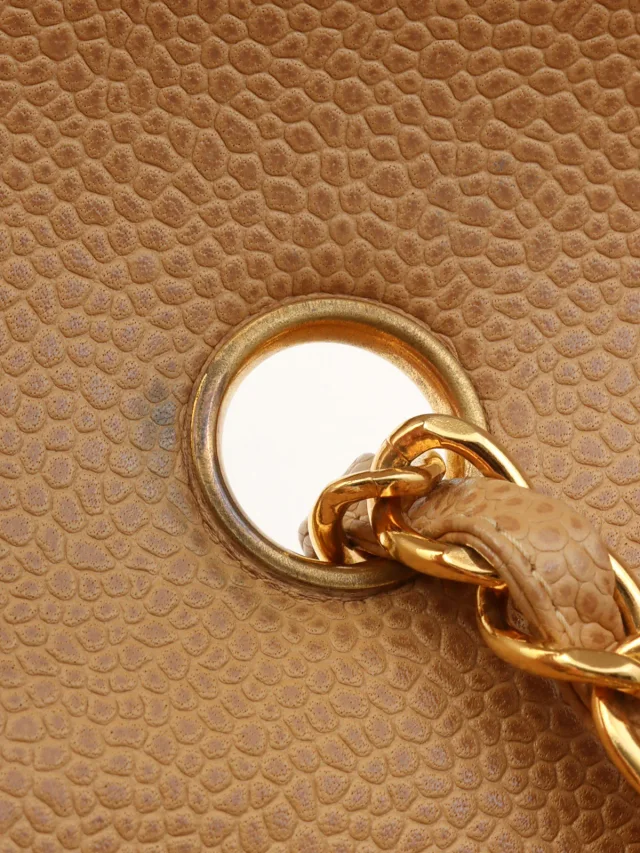 Chanel Circa 1995 Caviar Skin Diana Flap Chain Bag 22cm Beige in Beige Caviar leather from VINTAGE QOO TOKYO, photo 12 of 15