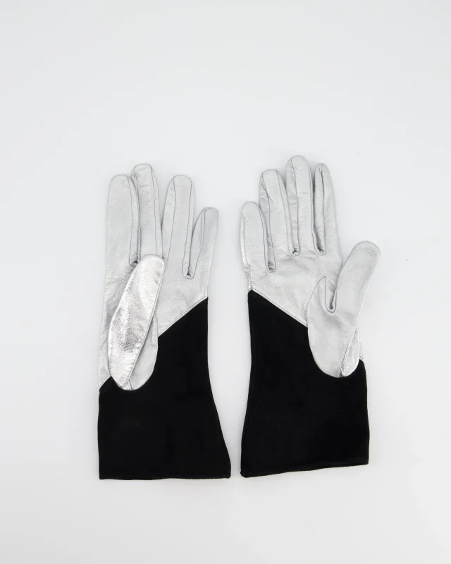 Chanel Silver and Black Leather and Suede Gloves with CC Logo Size 8 in Black Suede from Sellier, photo 4 of 5