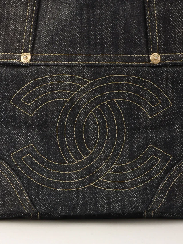 Chanel 2005-era Sparkling Denim CC Mark Stitch Handbag Indigo in Denim from VINTAGE QOO TOKYO, photo 7 of 13