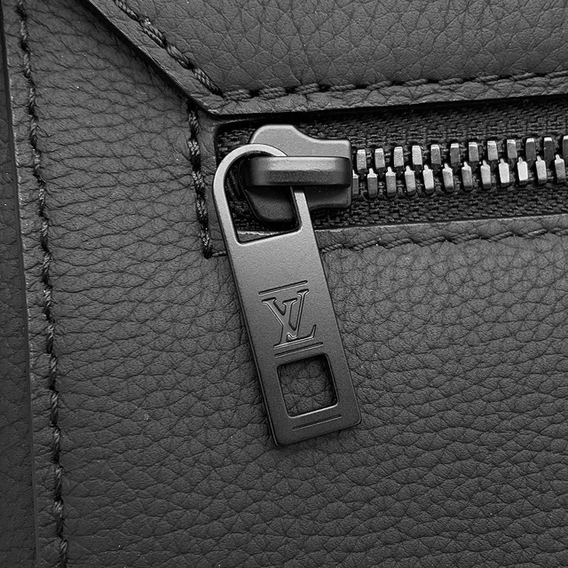 Louis Vuitton takeoff messenger NoirM57080 Grain Leather in Leather from GALLERY RARE, photo 10 of 12