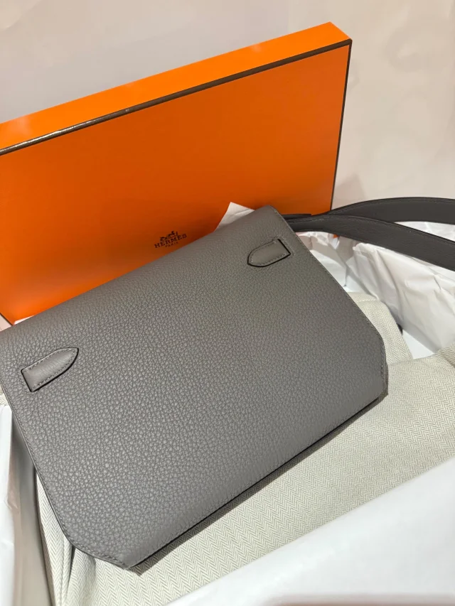 Hermès Etain Kelly Depeches 25 Pouch in Taupe Togo leather from HEWI, photo 4 of 6