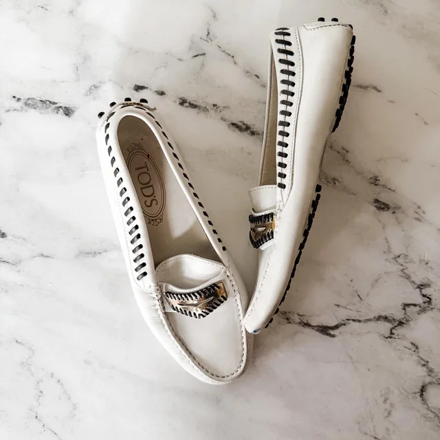 Tod's Women's Loafers - White/Black - US 6 in black|white Leather from Depop