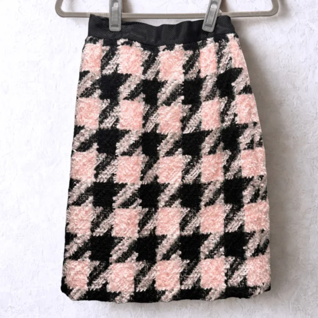 Escada Vintage Pink Houndstooth Skirt Sz 38 in Pink from Revivre Luxury Consignment